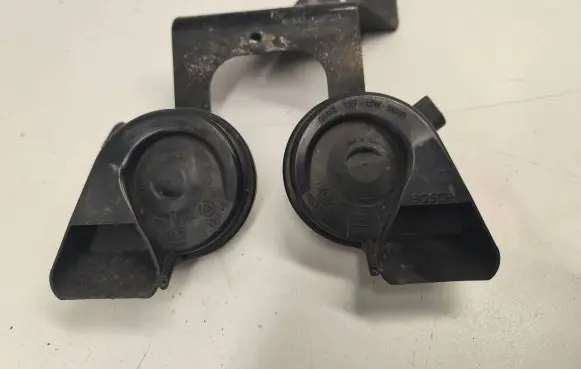 Audi A6 S6 C6 4F Horn signal 4E0951223