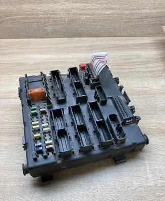 Opel Vectra C Fuse module 13125487