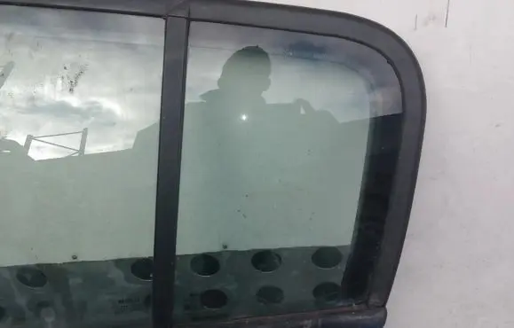 Rear vent window glass