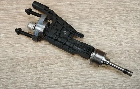 BMW 8 G16 Fuel injector 8656548