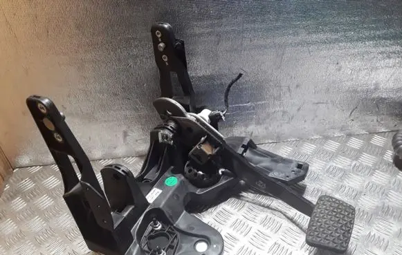 Chevrolet Cruze Brake pedal 13331972