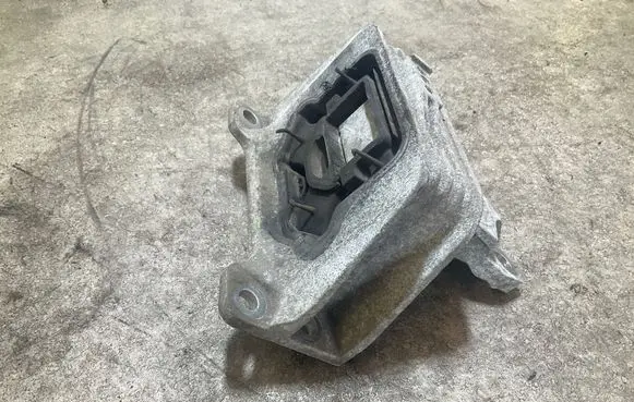 Engine mount bracket