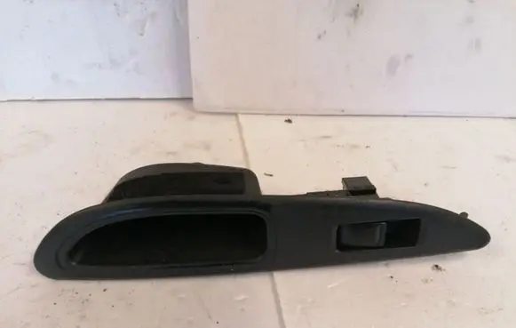 Nissan Primera Electric window control switch 82960av760