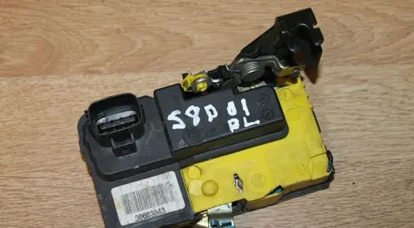 Volvo S80 Front door lock 30663043