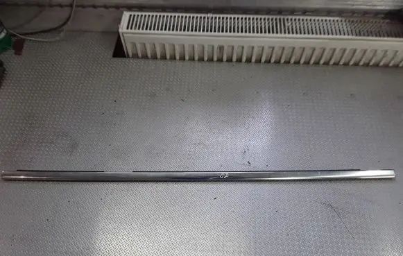 Volkswagen Phaeton Front door glass trim molding 
