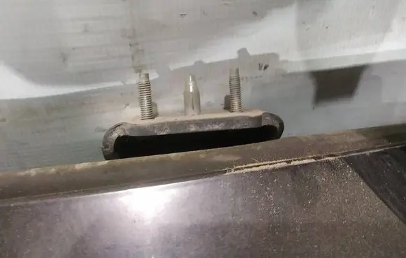 Tailgate/trunk/boot hinge
