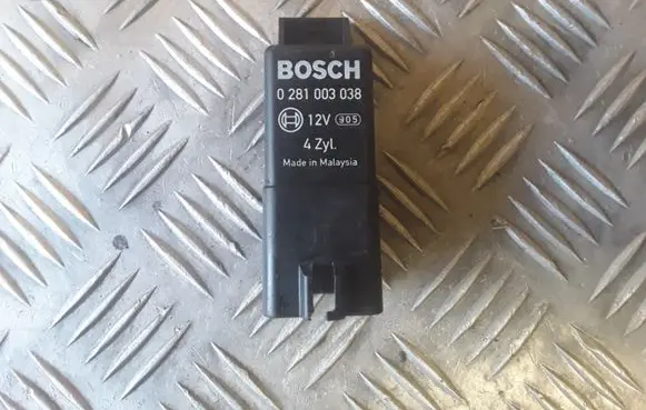 Volkswagen Golf V Glow plug pre-heat relay 038907281D 0281003038
