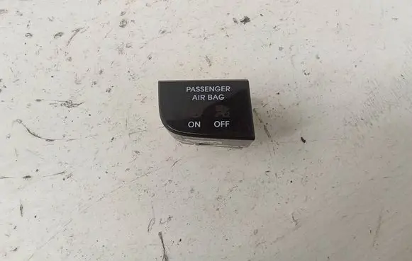 Passenger airbag on/off switch
