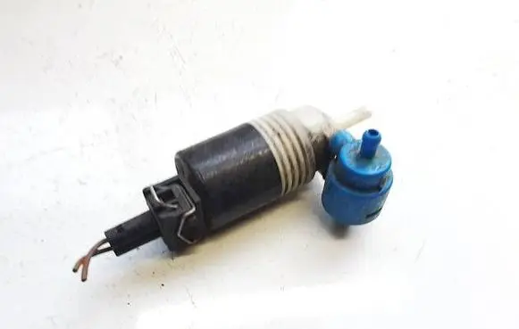 Volkswagen PASSAT B4 Windscreen/windshield washer pump