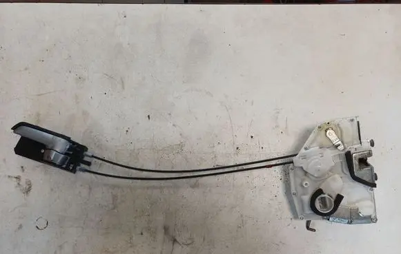 Suzuki Swift I Front door lock