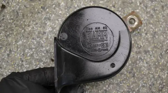 BMW 3 E36 Horn signal E335717 CH2035 A73345