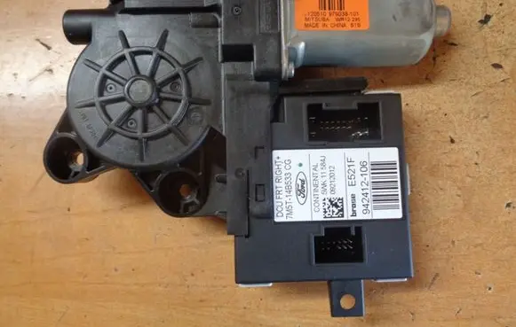 Ford Kuga I Front door window regulator motor 7M5T14B533CG