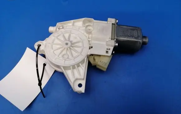 Mercedes-Benz C W204 Front door window regulator motor A2048200242