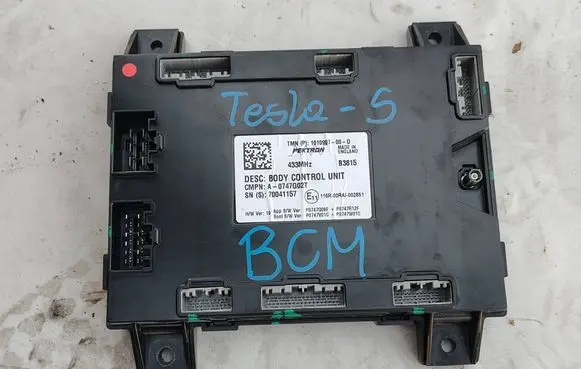 Tesla Model S Comfort/convenience module 1010907-00-D