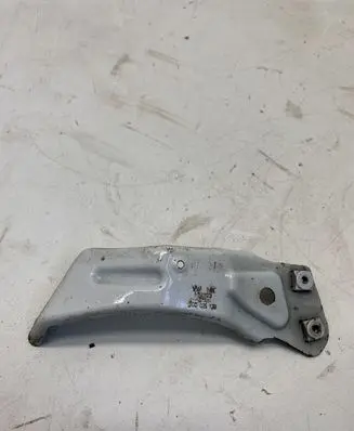 Volkswagen Jetta VI Fender mounting bracket 5C6821138