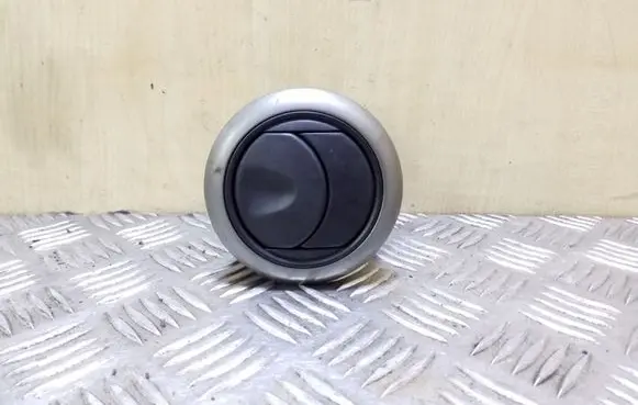 Nissan Note (E11) Dashboard side air vent grill/cover trim 687619U00A P19680A27700XX E7375161100