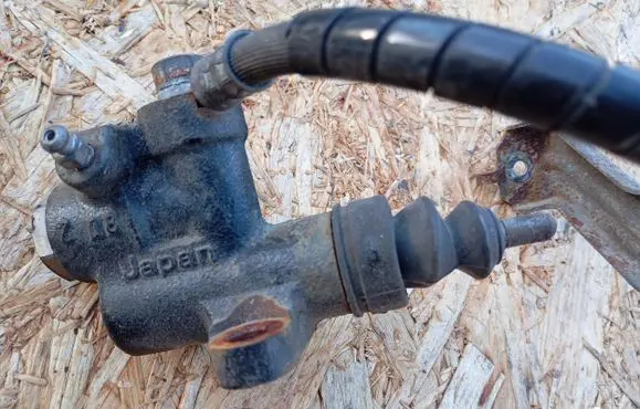 Subaru Outback Clutch slave cylinder 