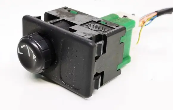 Nissan Primera Wing mirror switch DAT