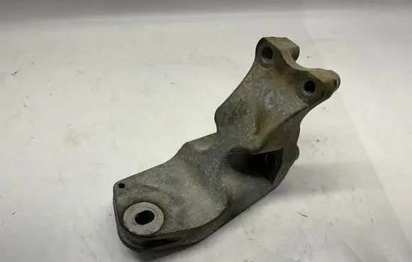 Engine mounting bracket