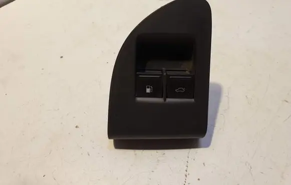 Volkswagen Touareg I Fuel tank opening switch 7L6867375