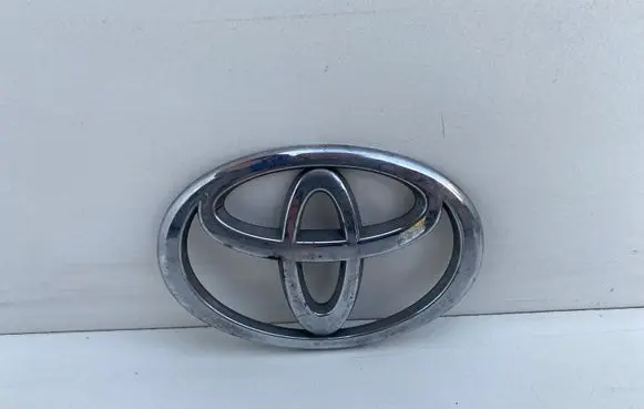 Toyota Avensis T220 Manufacturer badge logo/emblem 7531105020