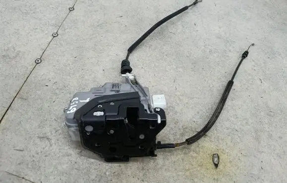 Volkswagen PASSAT B6 Front door lock 3C1837015A