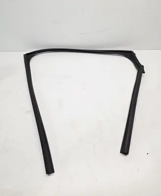 Nissan Qashqai J12 Rubber seal rear door window/glass 823316UA0C