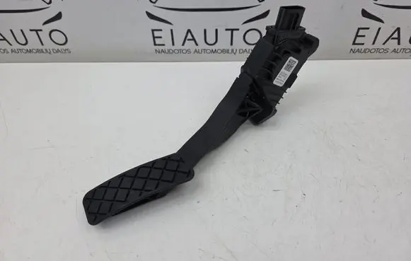Accelerator throttle pedal