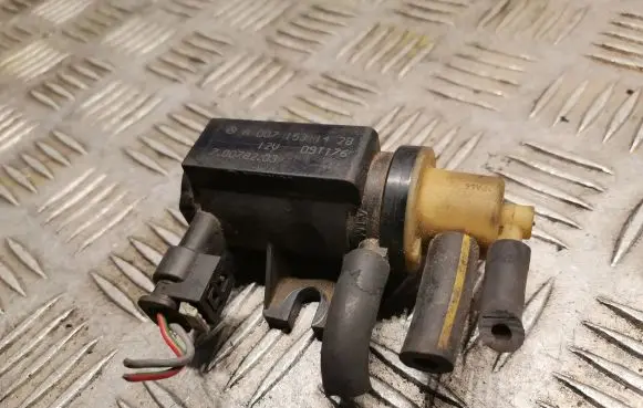 Mercedes-Benz E W212 Turbo solenoid valve 0071531428 A0071531428