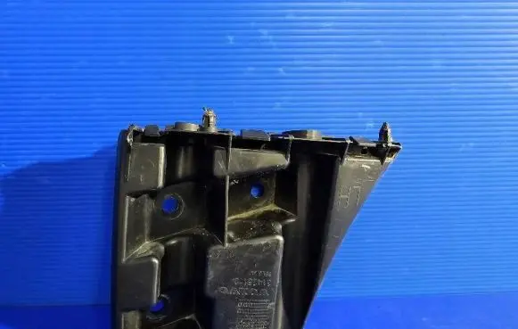 Front bumper mounting bracket