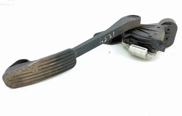 Accelerator throttle pedal