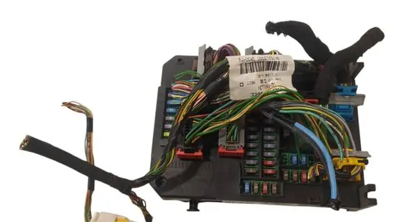 Peugeot 508 Fuse module 9664992380 BSIQ0500 S180121005G