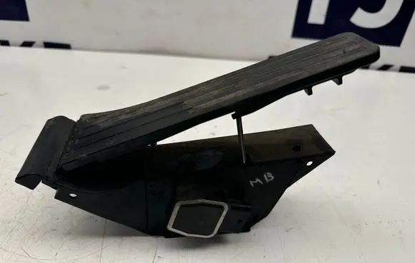 Accelerator throttle pedal