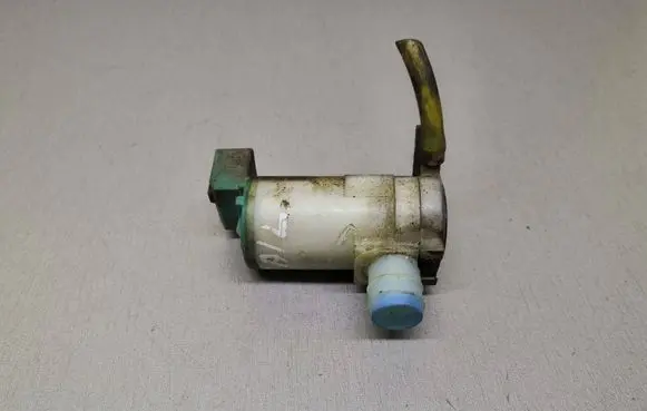 Nissan X-Trail T30 Windscreen/windshield washer pump