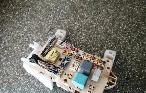 Toyota Corolla Verso E121 Fuse module 892210F030