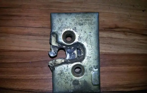 Volkswagen Golf II Front door lock 171837016F