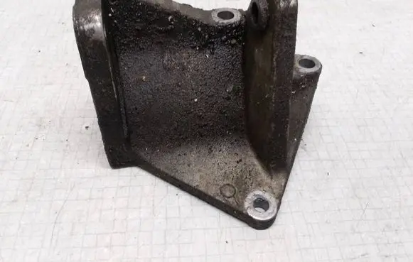 Nissan Primera Engine mounting bracket