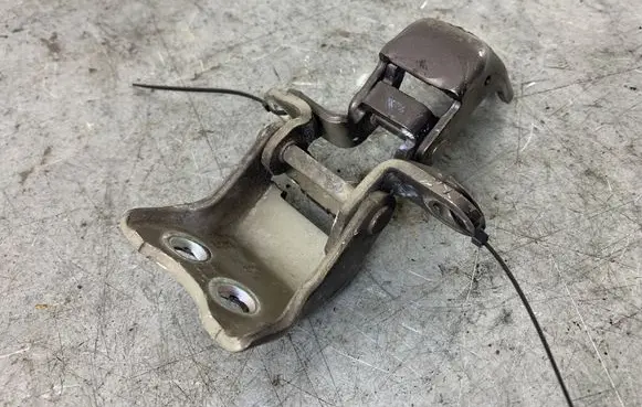Honda CR-V Front door lower hinge WWFR