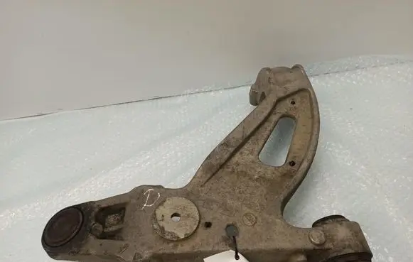 Cadillac CTS Front lower control arm/wishbone 25700356
