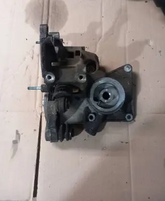Power steering pump mounting bracket