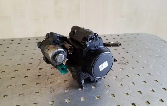 Peugeot 5008 Fuel injection high pressure pump 9687959180