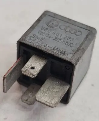 Volkswagen PASSAT B5.5 Other relay 8D0951253 V23134J52X300 PA66GF25