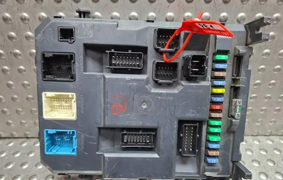 Citroen C3 Picasso Fuse module S26337137 9674021180