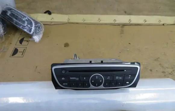 Renault Fluence Radio/CD/DVD/GPS head unit 281158309R