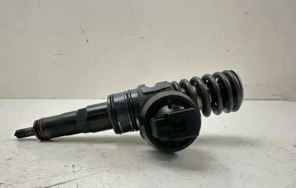 Volkswagen Golf IV Fuel injector 045130073T
