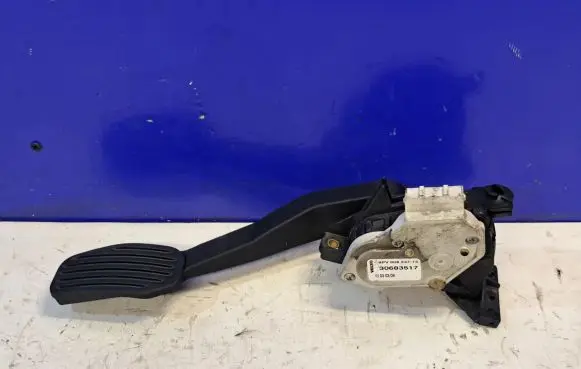 Volvo S60 Accelerator throttle pedal 30683517