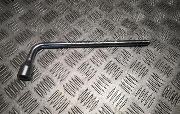 Mercedes-Benz ML W164 Wheel nut wrench 2215810001 A2215810001