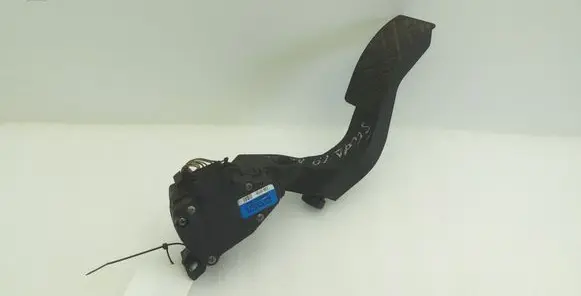 Volkswagen PASSAT B5.5 Accelerator throttle pedal 8D1723523N