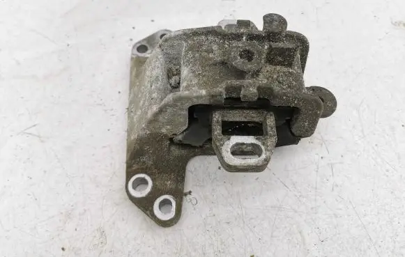 Peugeot 508 Engine mount bracket