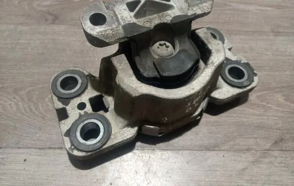 Volvo S80 Engine mount bracket 31316875 3131687502
